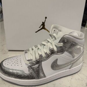 Jordan 1 midi women’s size 8